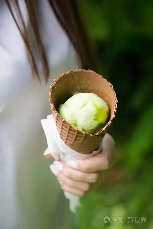 冰淇淋在女孩的手里