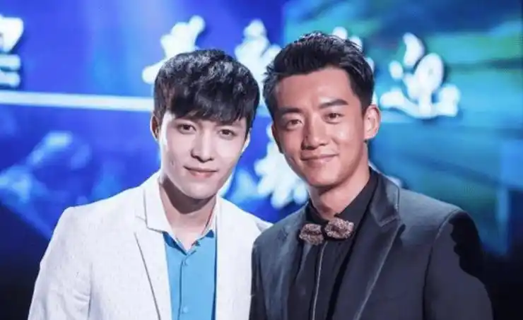 郑恺辟谣嫖娼后露面,眼皮耷拉精神萎靡显憔悴,苗苗全程态度冷漠_电影