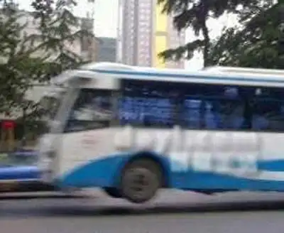 武汉最牛司机驾公交车轮离地"飞"起来了