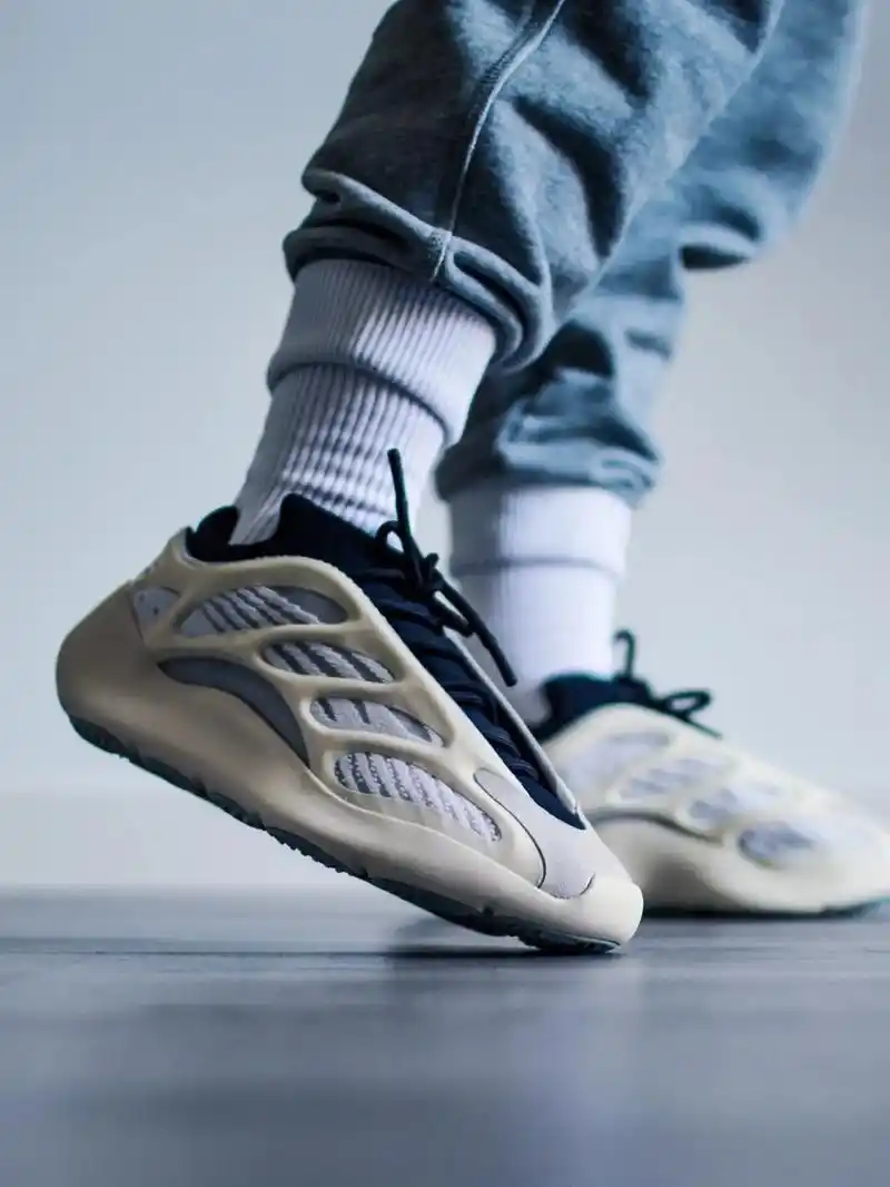 yeezy700v3