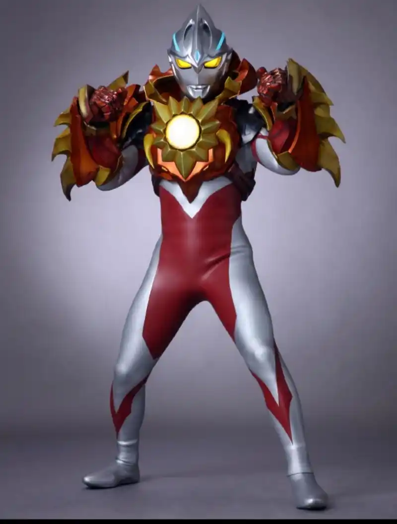 亚刻奥特曼 灼日装甲 将 "灼日装甲魔方"放入"亚刻觉醒器"(此魔方印着