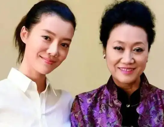 68岁王丽云和40岁车晓母女俩离异后至今单身她们在追求什么