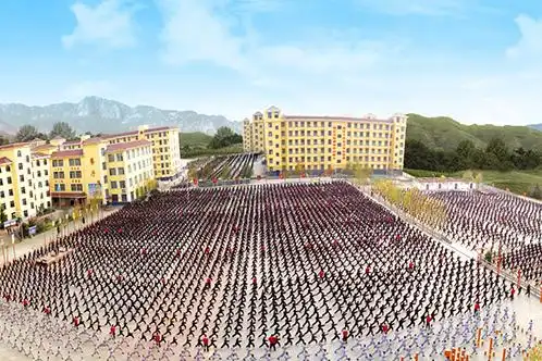 放眼望去所看到的建筑都是属于少林延鲁武校阳光正好