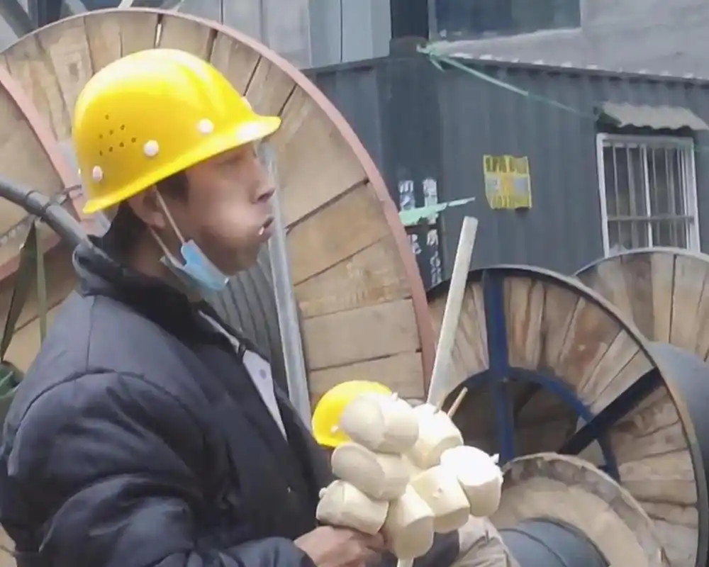 网友:这么多馒头,工地上的工人都这么能吃吗?