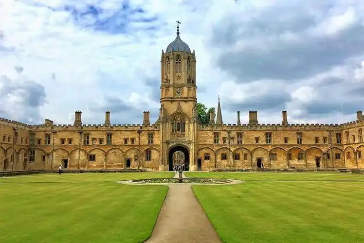 跪着上课的牛津大男孩:跪有贵的道理 | the student-oriented