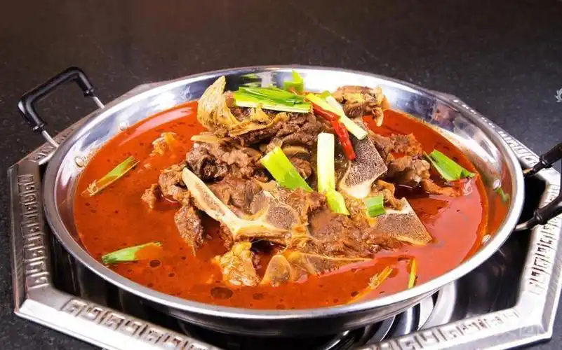 牛骨头火锅大锅图片