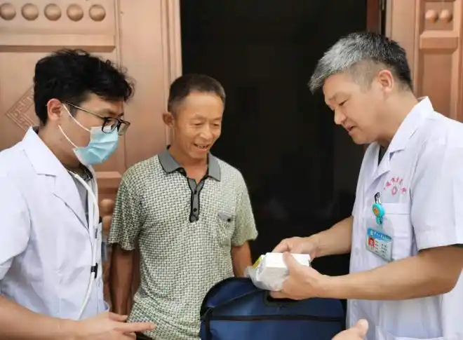 驻人社局纪检监察组关爱精神病患者助力脱贫攻坚