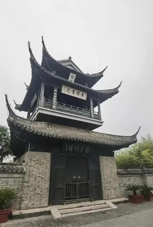 鼓楼为十字脊重两层的古建筑,是驿站值更守夜,站岗望,传鼓报的