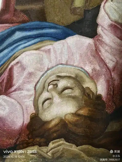 青铜华盖,搭着脚手架正在清洁教堂内真人木乃伊,全身涂白蜡瑞士卫队