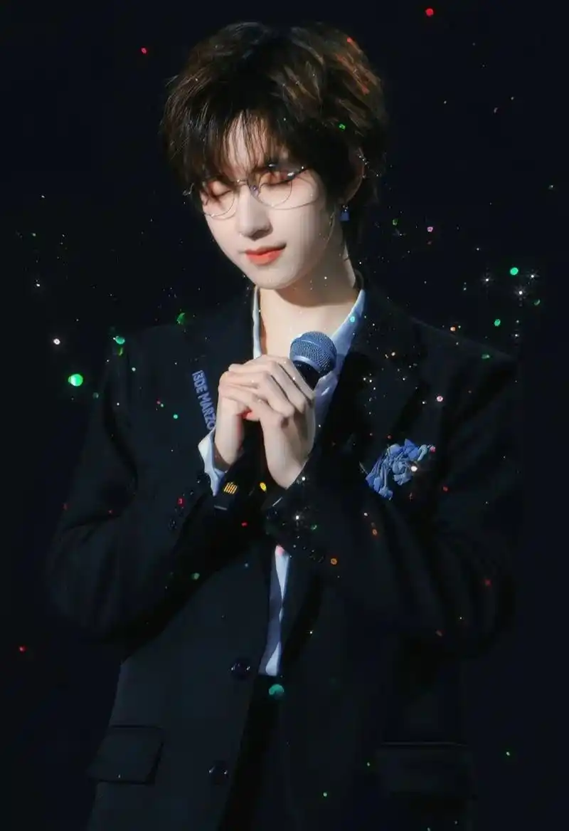 是认真许愿的乖宝宝啊#我的神仙爱豆 #贺峻霖 #贺峻霖神图