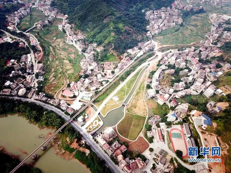 空中俯瞰安溪县城厢镇经兜村,纤陌纵横,一幢幢整齐漂亮的乡间别墅错落