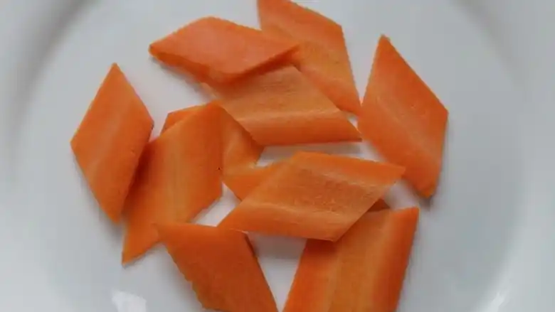 red;display:inline-block; href=/shicai/ 25>胡萝卜 /a>切成菱形