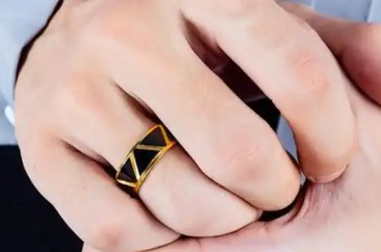 男生食指戴戒指,如果是戴在左手上,一般代表自己处于未婚状态,还没有