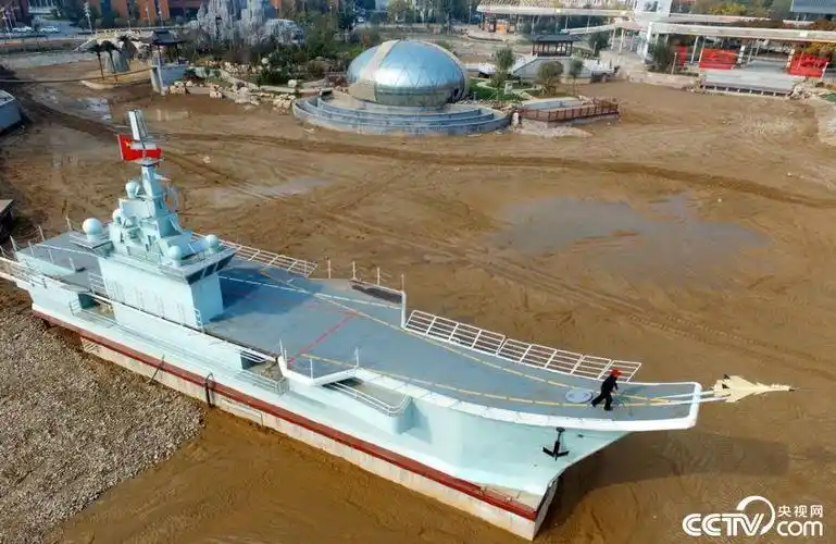 大学校园现大型"航空母舰" 系教师自行设计建造