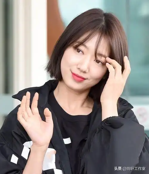 朴信惠现身机场 短发甜美迷人