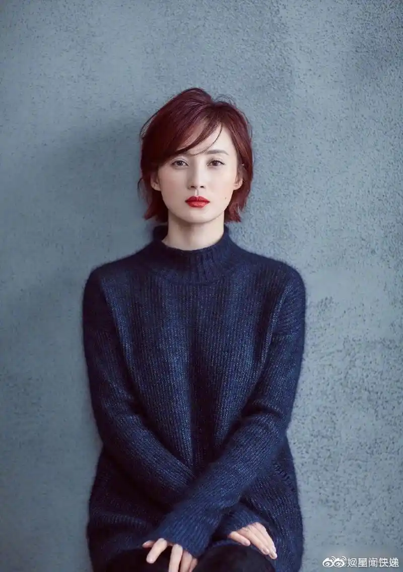 蒋勤勤自嘲40多岁,不想跟"美"字沾边了 最近蒋勤勤在宣传新戏《迷雾