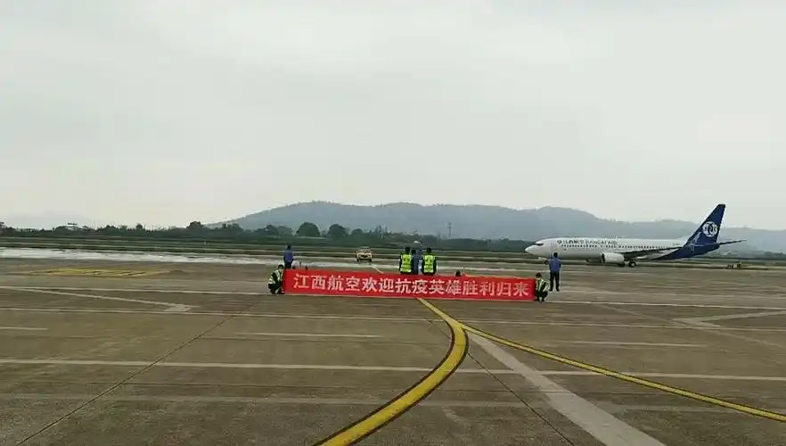 昌北机场缓缓降落两架载有369名江西援随队员的飞机3月23日16时20分