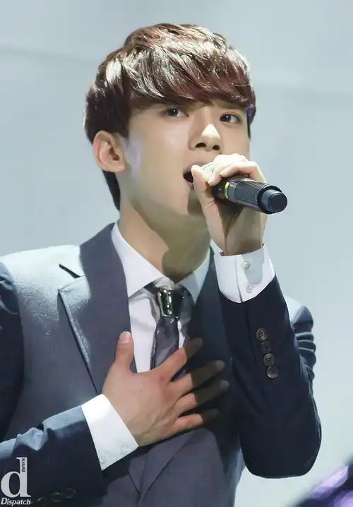 p>金钟大,艺名chen,1992年9月21日出生于韩国京畿道始兴市,韩国男