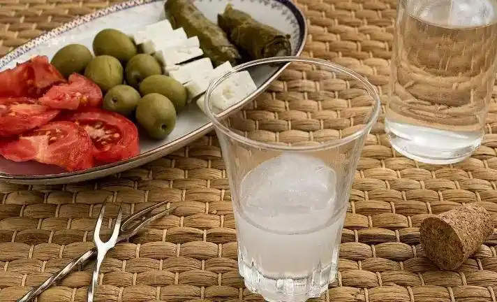 "乌佐"的味道有一些甘草香味,喝之前要放一些冰块