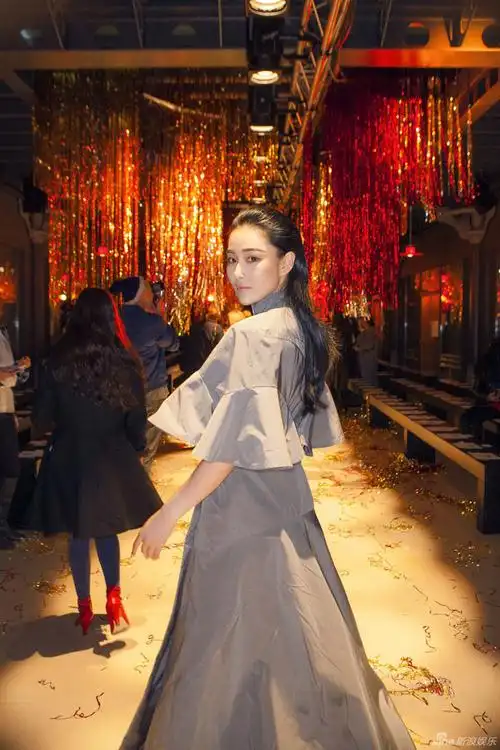 组图张馨予巴黎时装周演绎淡雅复古风