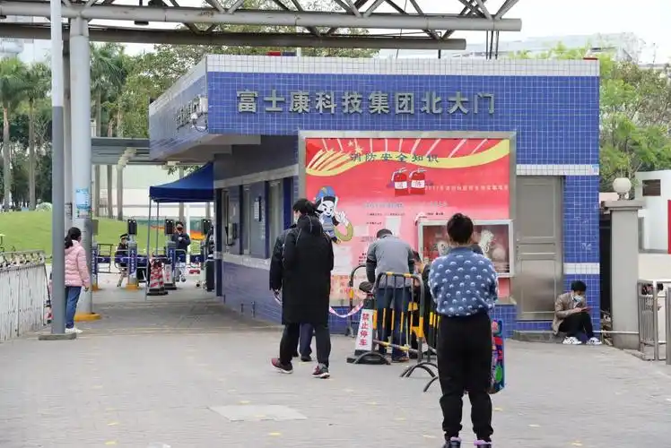 龙华富士康北大门,入口处设有体温检测.