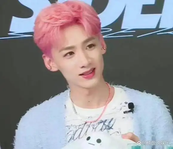 白敬亭粉色头发有多绝?皮肤白皙脸蛋精致,宛如漫画里的美男子