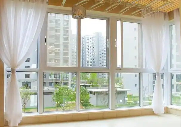 阳台封窗用铝断桥大有益处,保温隔热安全性能都更加好.