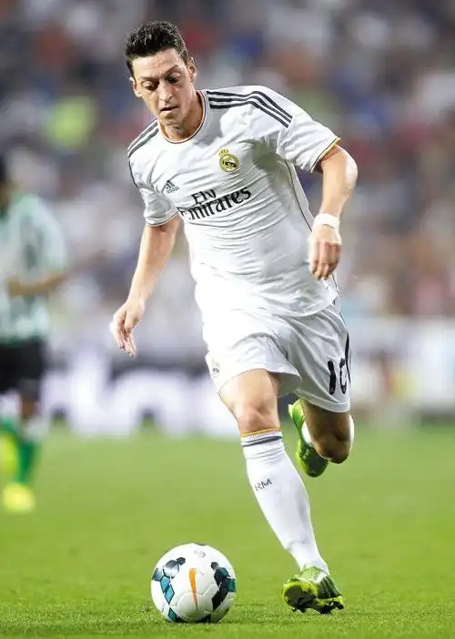 转会窗口关闭前 温格"笑纳"厄齐尔