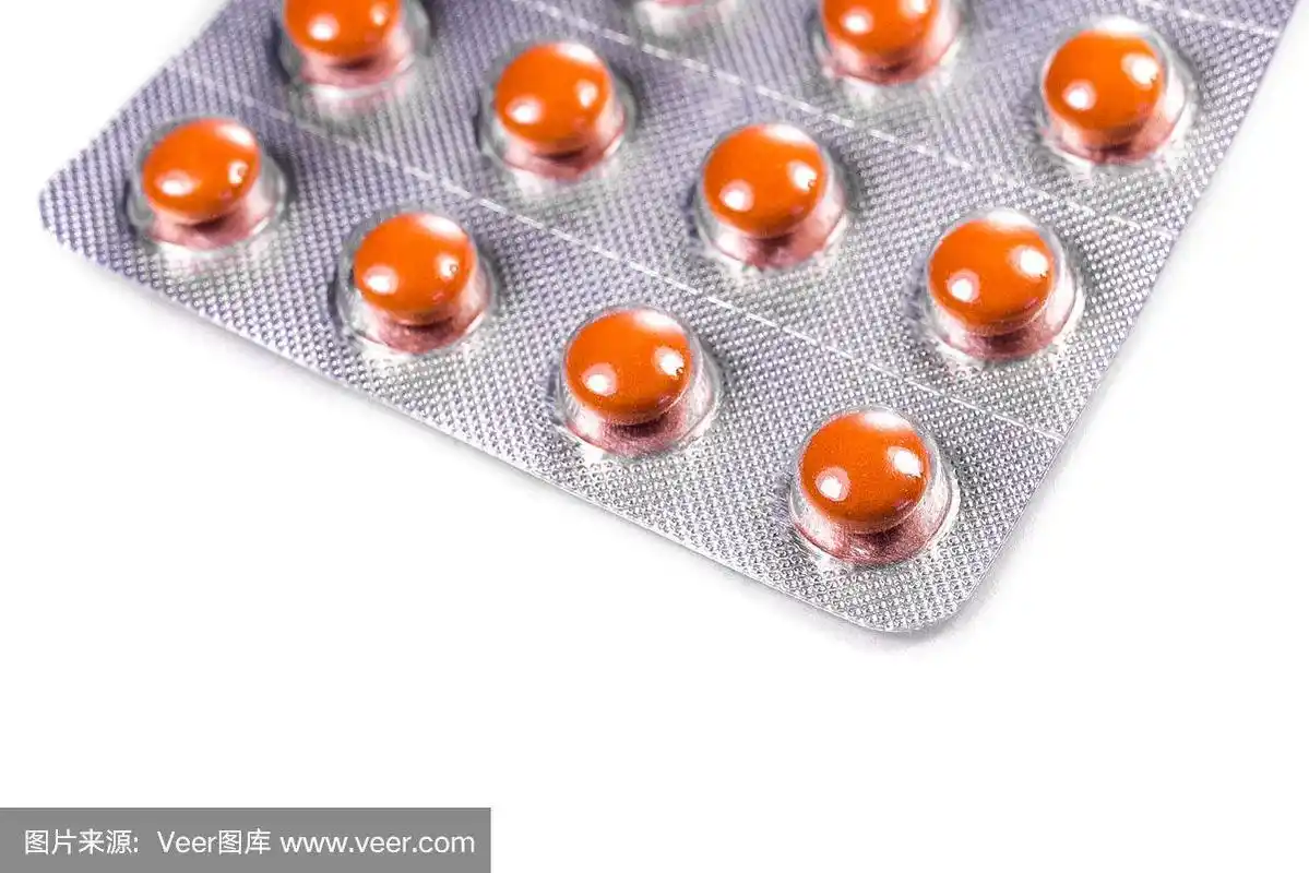 白色背景上的药物胶囊