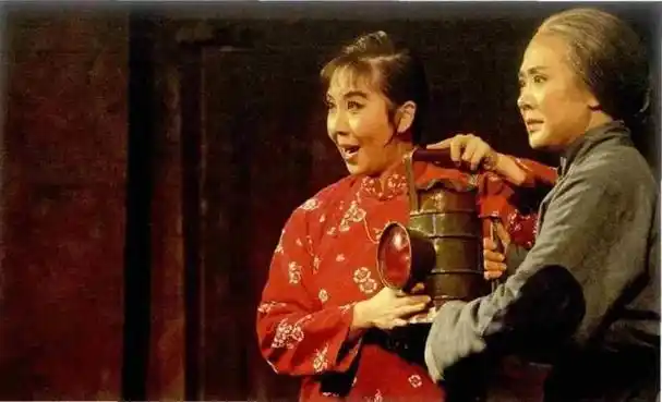 1971年1月, 由八一电影制片厂拍摄的现代京剧舞台艺术片《红灯记》与