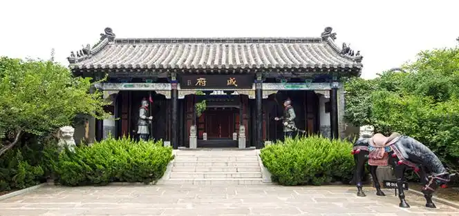 明朝官员府邸建筑是有等级要求的,戚继光官级一品,按规定为五间五架.