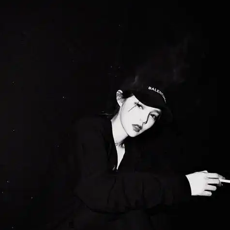 高冷霸气真人女生头像黑白侧脸