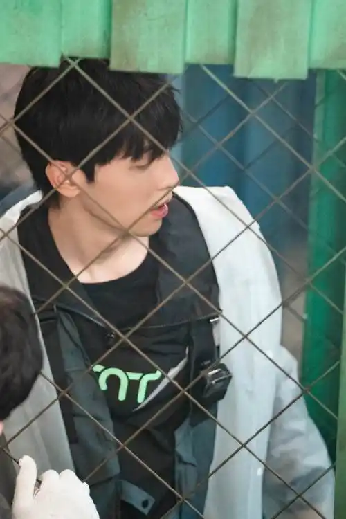 《密室大逃脱3》6月3日看点:逃脱成跑酷 白敬亭刘耀文逃离废弃工厂!