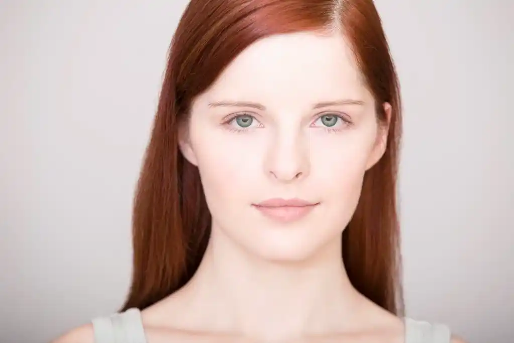 年轻女子正面肖像,年轻女子正面肖像