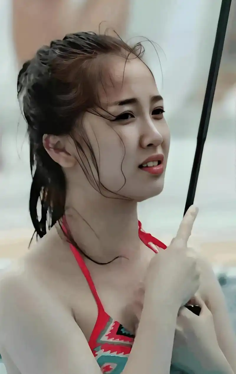 虞书欣年轻时穿着泳衣的照片曝光,虞书欣从头到尾并没有太大的变化.