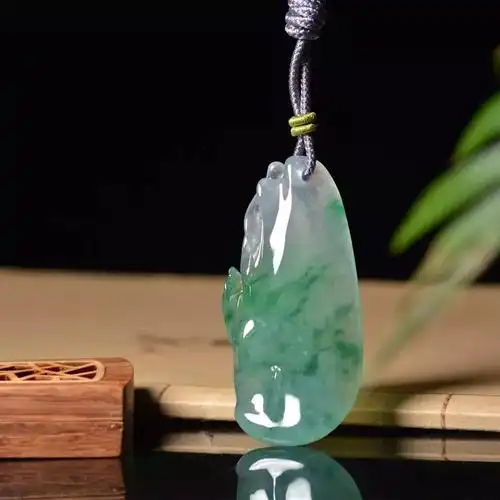 这些翡翠玉雕雕刻随意但确实难得的精品