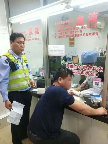 为逃避酒驾检查这位仁兄竟表演起铁人三项