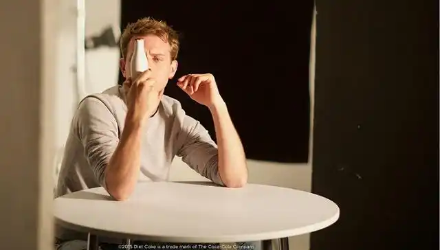 时尚和可口可乐之间,就只隔了一位设计师