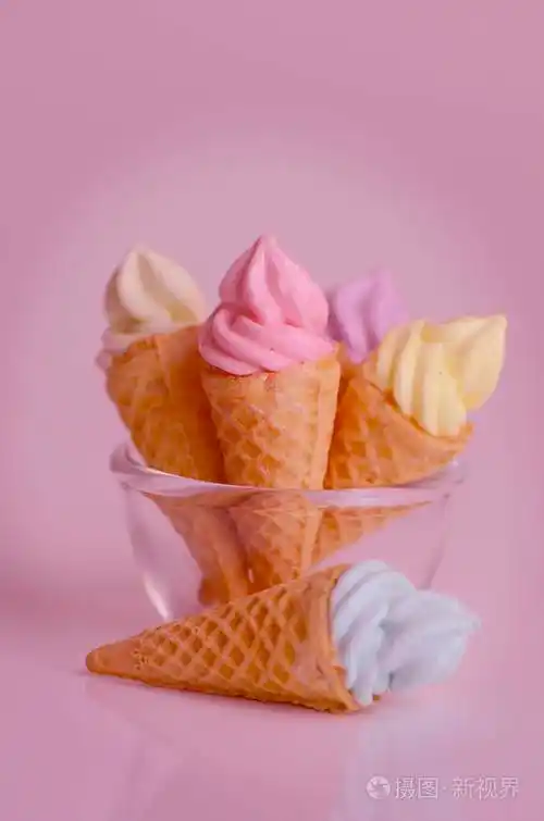 柔软的粉红色基调迷你蛋卷冰淇淋