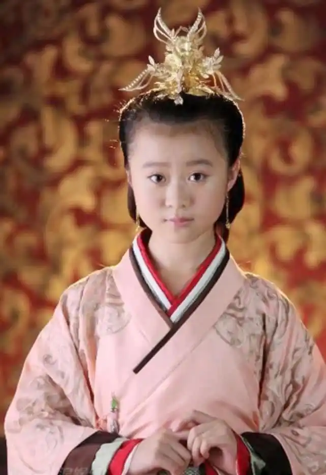 她是《美人心计》的小皇后张嫣,如今21岁的她褪去婴儿肥超级美