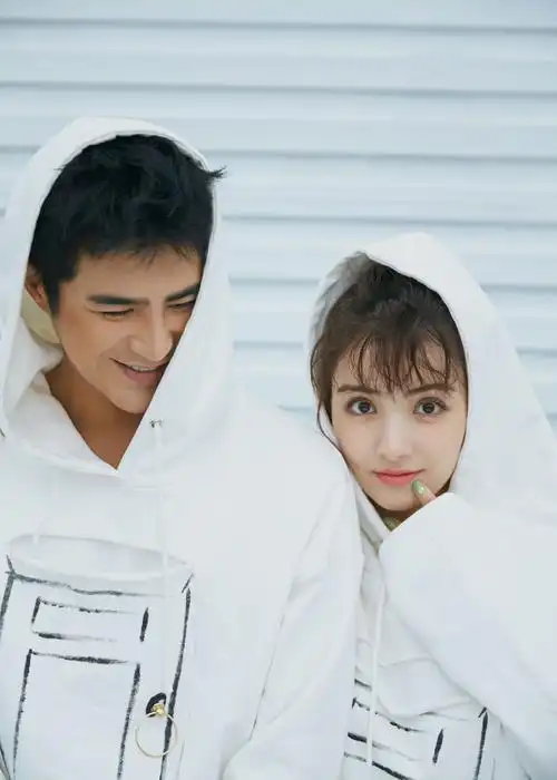 姜潮麦迪娜情侣写真再撒狗粮寒意来袭甜度不减