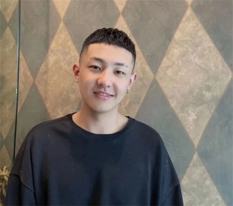 铲青栗子头,朴叙俊的这款发型很有学生感,简单自然好打理.