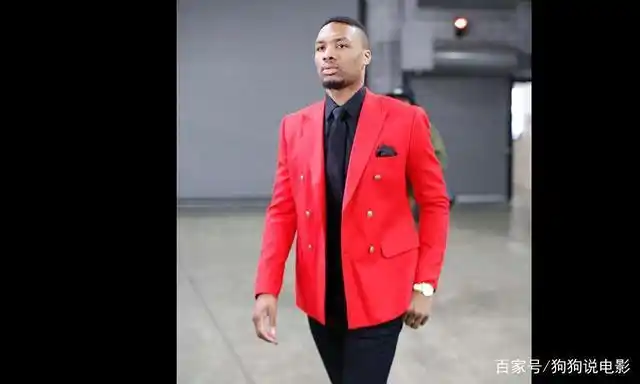最近利拉德还有一个新的外号"利指导"利拉德上衣正红色西装搭配黑色