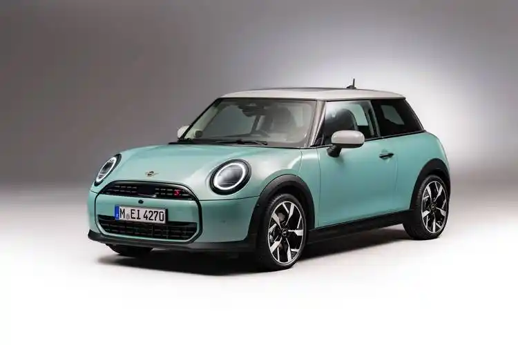 全新mini cooper燃油版官图发布,延续电动版设计_搜狐汽车_搜狐网