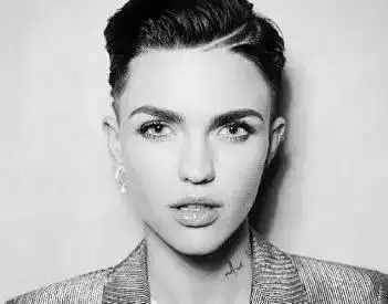 女性长了一张男性化的脸,怎么穿出女人味?