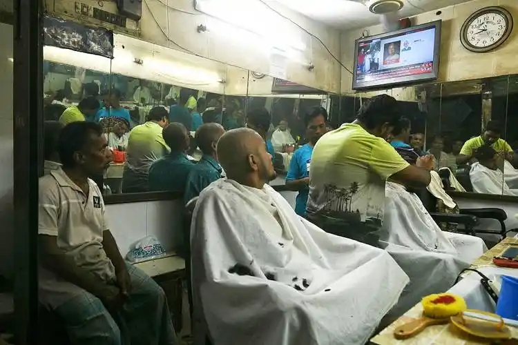 孟加拉国临时政府宣誓就职 普通民众生活日趋正常