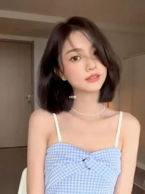 简单打理的卷发八字刘海齐肩卷发