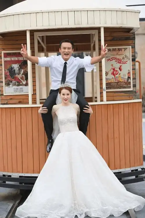 北京国安足球界的领袖徐云龙与妻子大蘑菇写真曝光