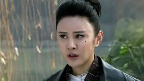 铁血轻奇兵女鬼子去找大叔竟将金条给他想要跟他合作