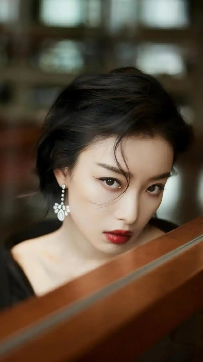 倪妮性感黑色深v上衣诱人写真